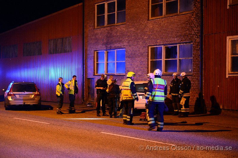 DSC_4866.JPG - Vid 01.20 tiden larmades räddningstjänst, ambulans och polis till en trafikolycka på Ängelholmsvägen där en personbil kört av vägen och in i en byggnad. Ingen person kom till skada men föraren togs med av polisen för misstänkt rattfylla.