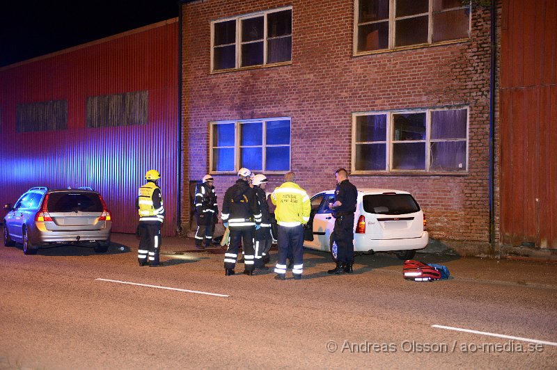 DSC_4867.JPG - Vid 01.20 tiden larmades räddningstjänst, ambulans och polis till en trafikolycka på Ängelholmsvägen där en personbil kört av vägen och in i en byggnad. Ingen person kom till skada men föraren togs med av polisen för misstänkt rattfylla.