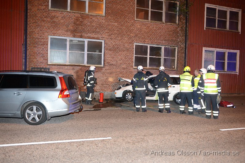 DSC_4868.JPG - Vid 01.20 tiden larmades räddningstjänst, ambulans och polis till en trafikolycka på Ängelholmsvägen där en personbil kört av vägen och in i en byggnad. Ingen person kom till skada men föraren togs med av polisen för misstänkt rattfylla.