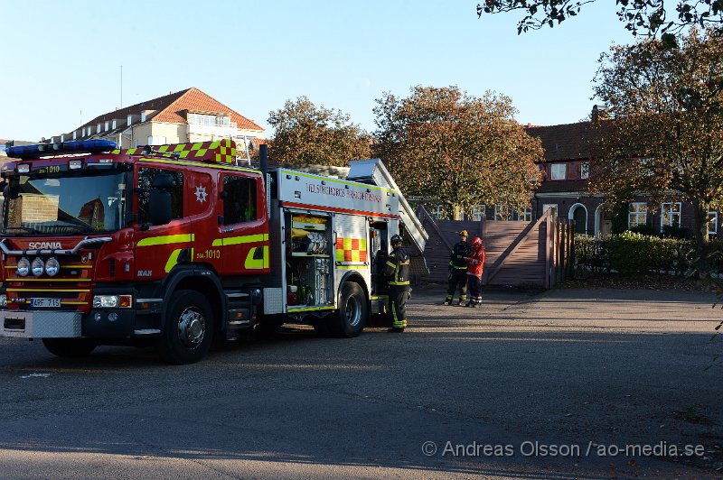 DSC_5645.JPG - Räddningstjänst och Polis larmades till Magnus Stenbocksskolan på Tågaborg där man fått in larm om flera mindre bränder på en av byggnaderna. Det var flera små bränder på taket samt en brand vid dörren in till byggnade. Bränderna släcktes ner snabbt. Oklart vilka sakdor det blev på byggnaden.