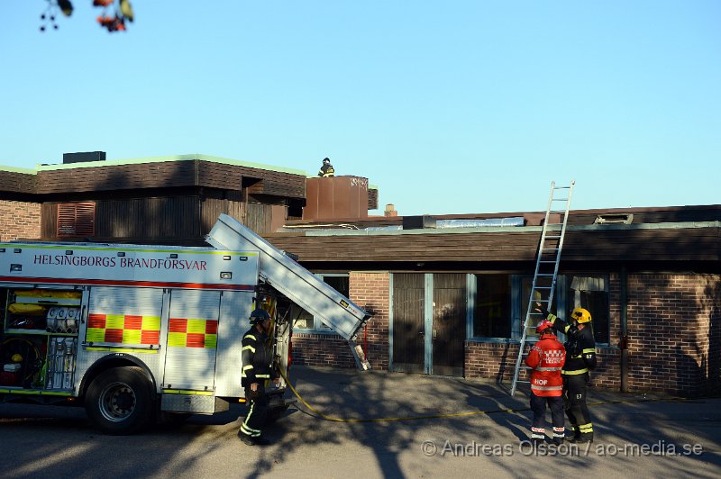 DSC_5649.JPG - Räddningstjänst och Polis larmades till Magnus Stenbocksskolan på Tågaborg där man fått in larm om flera mindre bränder på en av byggnaderna. Det var flera små bränder på taket samt en brand vid dörren in till byggnade. Bränderna släcktes ner snabbt. Oklart vilka sakdor det blev på byggnaden.