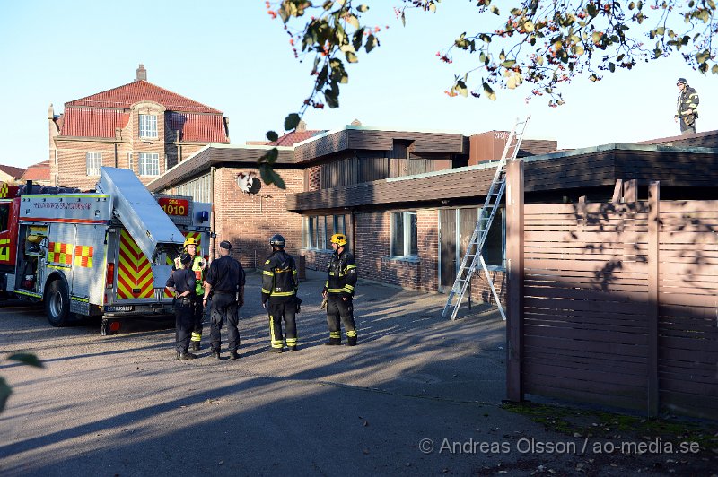 DSC_5657.JPG - Räddningstjänst och Polis larmades till Magnus Stenbocksskolan på Tågaborg där man fått in larm om flera mindre bränder på en av byggnaderna. Det var flera små bränder på taket samt en brand vid dörren in till byggnade. Bränderna släcktes ner snabbt. Oklart vilka sakdor det blev på byggnaden.