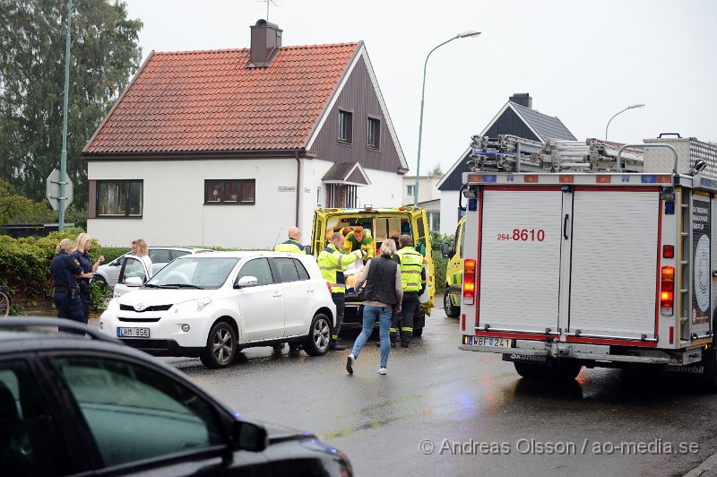 DSC_5716.JPG - Strax innan kl 8 larmades räddningstjänst, polis och ambulans till Åstorp där en cyklist kört och vält i en backe. Personen fick föras med ambulans till sjukhus för kontroll.
