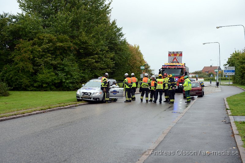 DSC_5942.JPG - 13.40 larmades räddningstjänst, Ambulans och Polis till en trafikolycka på Christer Boijes väg, där två personbilar kolliderat. Det blev en ganska stor insatts med räddningstjänst från två stationer, flera ambulanser och flera poliser på platsen. Det är oklart vilka skador dem inblandade fått men minst en person fördes med ambulans till sjukhuset.