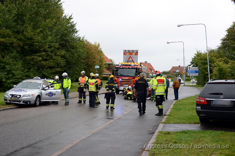 DSC_5943.JPG - 13.40 larmades räddningstjänst, Ambulans och Polis till en trafikolycka på Christer Boijes väg, där två personbilar kolliderat. Det blev en ganska stor insatts med räddningstjänst från två stationer, flera ambulanser och flera poliser på platsen. Det är oklart vilka skador dem inblandade fått men minst en person fördes med ambulans till sjukhuset.