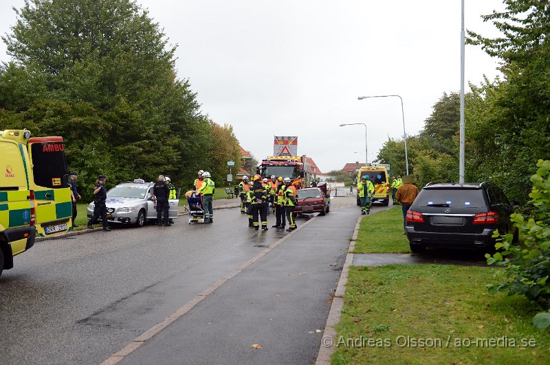 DSC_5944.JPG - 13.40 larmades räddningstjänst, Ambulans och Polis till en trafikolycka på Christer Boijes väg, där två personbilar kolliderat. Det blev en ganska stor insatts med räddningstjänst från två stationer, flera ambulanser och flera poliser på platsen. Det är oklart vilka skador dem inblandade fått men minst en person fördes med ambulans till sjukhuset.