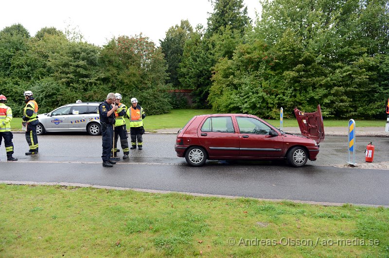 DSC_5945.JPG - 13.40 larmades räddningstjänst, Ambulans och Polis till en trafikolycka på Christer Boijes väg, där två personbilar kolliderat. Det blev en ganska stor insatts med räddningstjänst från två stationer, flera ambulanser och flera poliser på platsen. Det är oklart vilka skador dem inblandade fått men minst en person fördes med ambulans till sjukhuset.