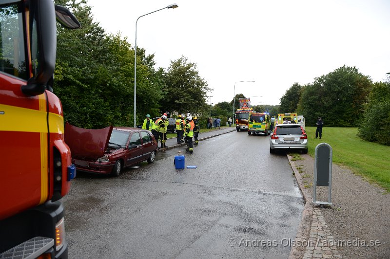 DSC_5949.JPG - 13.40 larmades räddningstjänst, Ambulans och Polis till en trafikolycka på Christer Boijes väg, där två personbilar kolliderat. Det blev en ganska stor insatts med räddningstjänst från två stationer, flera ambulanser och flera poliser på platsen. Det är oklart vilka skador dem inblandade fått men minst en person fördes med ambulans till sjukhuset.