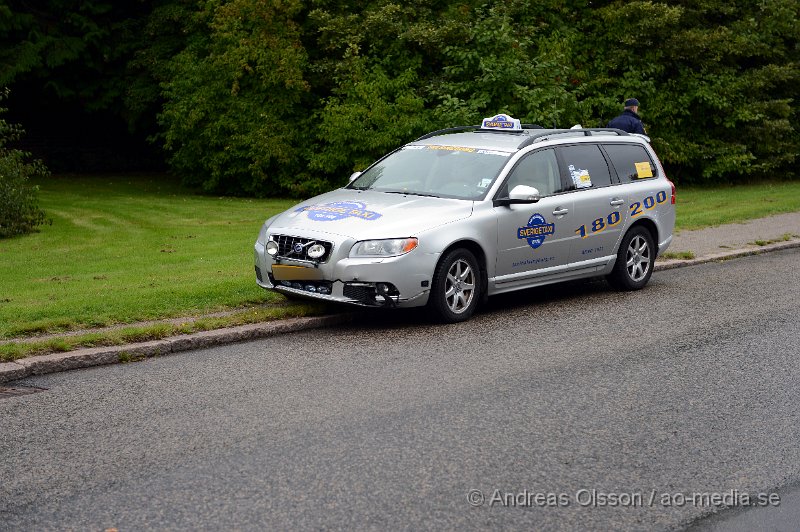 DSC_5950.JPG - 13.40 larmades räddningstjänst, Ambulans och Polis till en trafikolycka på Christer Boijes väg, där två personbilar kolliderat. Det blev en ganska stor insatts med räddningstjänst från två stationer, flera ambulanser och flera poliser på platsen. Det är oklart vilka skador dem inblandade fått men minst en person fördes med ambulans till sjukhuset.