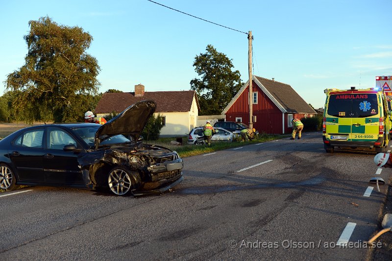 DSC_5952.JPG - Strax efter 18 larmades räddningstjänst, ambulans och polis till Gamla Malmövägen strax utanför Ängelholm där två personbilar kolliderat. Det var när en personbil skulle köra ut från sitt hus som bilen som kom på vägen inte uppmärksamma detta och körde in i bilen. Oklart vilka skador dem inblandade fått men två personer fördes till sjukhus med ambulans. Vägen var helt avstängd under räddningsarbetet.