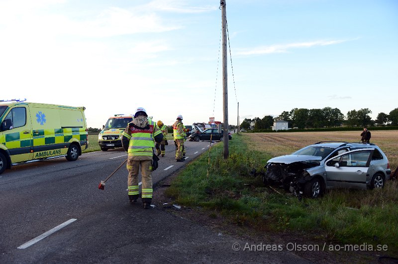 DSC_5956.JPG - Strax efter 18 larmades räddningstjänst, ambulans och polis till Gamla Malmövägen strax utanför Ängelholm där två personbilar kolliderat. Det var när en personbil skulle köra ut från sitt hus som bilen som kom på vägen inte uppmärksamma detta och körde in i bilen. Oklart vilka skador dem inblandade fått men två personer fördes till sjukhus med ambulans. Vägen var helt avstängd under räddningsarbetet.