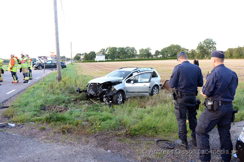 DSC_5958.JPG - Strax efter 18 larmades räddningstjänst, ambulans och polis till Gamla Malmövägen strax utanför Ängelholm där två personbilar kolliderat. Det var när en personbil skulle köra ut från sitt hus som bilen som kom på vägen inte uppmärksamma detta och körde in i bilen. Oklart vilka skador dem inblandade fått men två personer fördes till sjukhus med ambulans. Vägen var helt avstängd under räddningsarbetet.