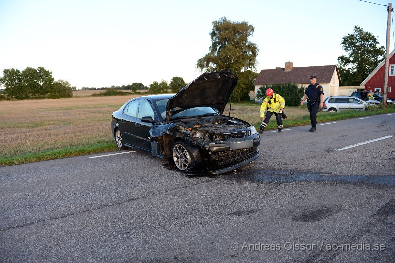 DSC_5960.JPG - Strax efter 18 larmades räddningstjänst, ambulans och polis till Gamla Malmövägen strax utanför Ängelholm där två personbilar kolliderat. Det var när en personbil skulle köra ut från sitt hus som bilen som kom på vägen inte uppmärksamma detta och körde in i bilen. Oklart vilka skador dem inblandade fått men två personer fördes till sjukhus med ambulans. Vägen var helt avstängd under räddningsarbetet.