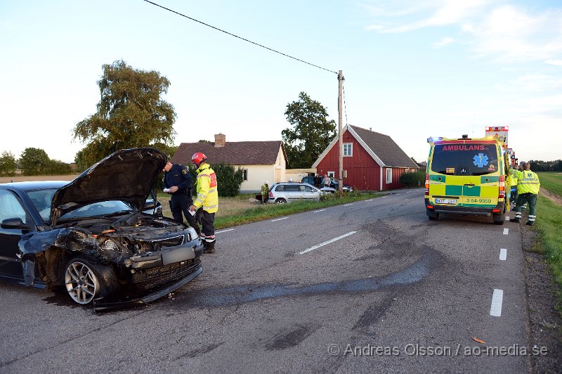 DSC_5961.JPG - Strax efter 18 larmades räddningstjänst, ambulans och polis till Gamla Malmövägen strax utanför Ängelholm där två personbilar kolliderat. Det var när en personbil skulle köra ut från sitt hus som bilen som kom på vägen inte uppmärksamma detta och körde in i bilen. Oklart vilka skador dem inblandade fått men två personer fördes till sjukhus med ambulans. Vägen var helt avstängd under räddningsarbetet.