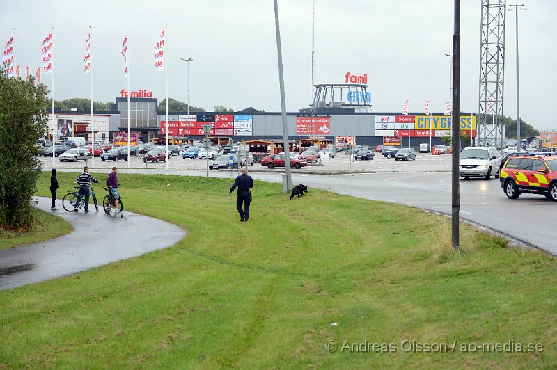 DSC_5963.JPG - Vid 16.25 larmades räddningstjänst, ambulans och polis till en trafikolycka vid en av rondellerna vid köpcentert Familia i Hyllinge. Det var en personbil som kört in i en annan bakifrån. Minst en person fördes med ambulans till sjukhus. Även en hundpatrull var på plats och sökte med hund. Det är oklart vad man sökte efter.