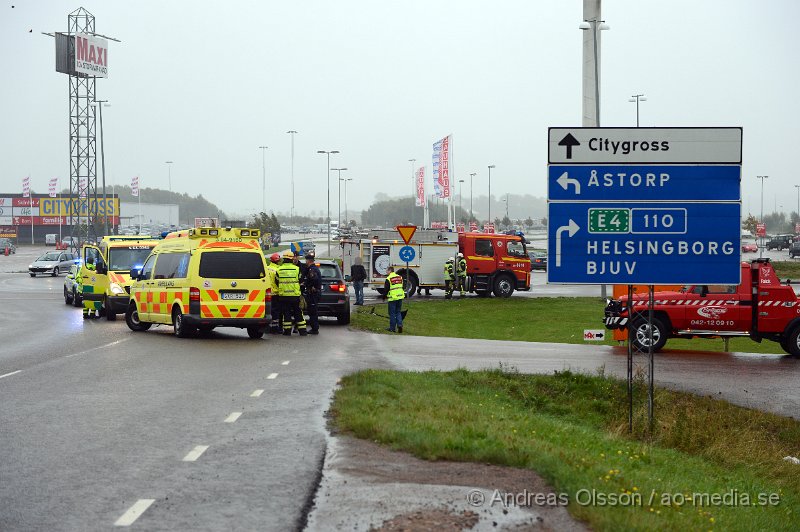 DSC_5965.JPG - Vid 16.25 larmades räddningstjänst, ambulans och polis till en trafikolycka vid en av rondellerna vid köpcentert Familia i Hyllinge. Det var en personbil som kört in i en annan bakifrån. Minst en person fördes med ambulans till sjukhus. Även en hundpatrull var på plats och sökte med hund. Det är oklart vad man sökte efter.