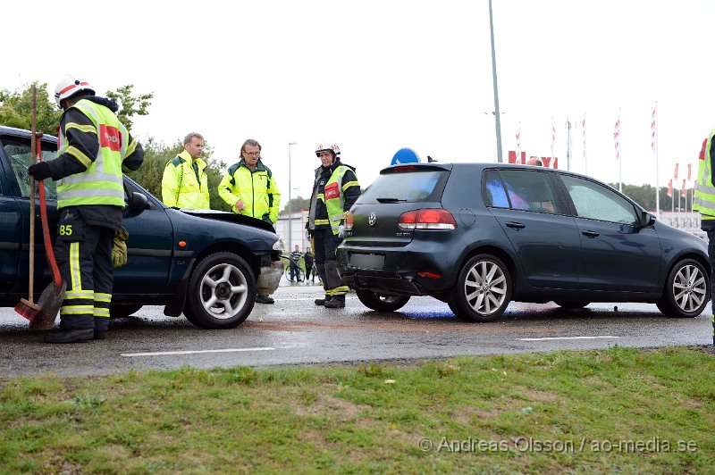 DSC_5968.JPG - Vid 16.25 larmades räddningstjänst, ambulans och polis till en trafikolycka vid en av rondellerna vid köpcentert Familia i Hyllinge. Det var en personbil som kört in i en annan bakifrån. Minst en person fördes med ambulans till sjukhus. Även en hundpatrull var på plats och sökte med hund. Det är oklart vad man sökte efter.