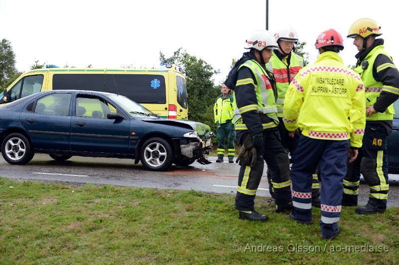 DSC_5969.JPG - Vid 16.25 larmades räddningstjänst, ambulans och polis till en trafikolycka vid en av rondellerna vid köpcentert Familia i Hyllinge. Det var en personbil som kört in i en annan bakifrån. Minst en person fördes med ambulans till sjukhus. Även en hundpatrull var på plats och sökte med hund. Det är oklart vad man sökte efter.