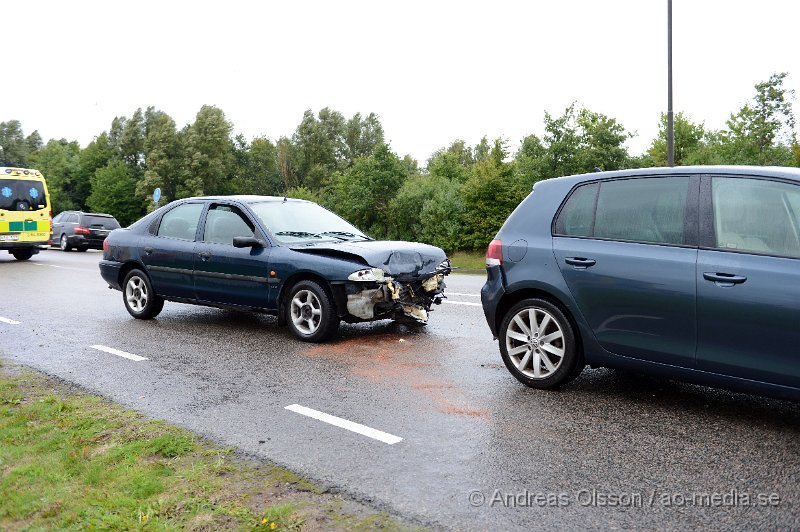 DSC_5970.JPG - Vid 16.25 larmades räddningstjänst, ambulans och polis till en trafikolycka vid en av rondellerna vid köpcentert Familia i Hyllinge. Det var en personbil som kört in i en annan bakifrån. Minst en person fördes med ambulans till sjukhus. Även en hundpatrull var på plats och sökte med hund. Det är oklart vad man sökte efter.