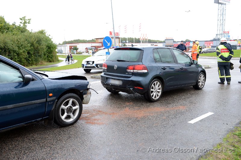 DSC_5971.JPG - Vid 16.25 larmades räddningstjänst, ambulans och polis till en trafikolycka vid en av rondellerna vid köpcentert Familia i Hyllinge. Det var en personbil som kört in i en annan bakifrån. Minst en person fördes med ambulans till sjukhus. Även en hundpatrull var på plats och sökte med hund. Det är oklart vad man sökte efter.