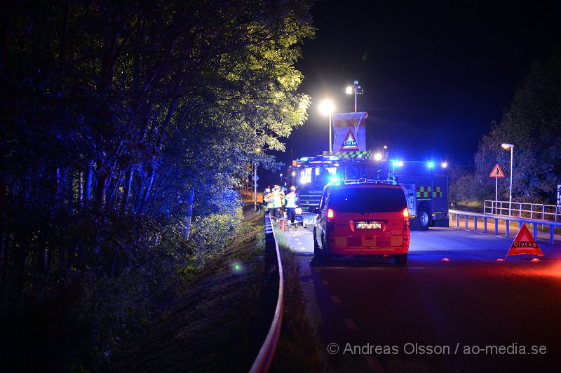 DSC_5972.JPG - Strax efter 23.30 på tisdags kvällen larmades räddningstjänst, ambulans och polis till Rausvägen i Helsingborg där en personbil av oklar anledning kört av vägen. Föraren har kört ner ett antal träd och färden slutade nere i en ravin fast mellan träd och andra växter. Föraren klämdes fast och räddningstjänsten fick hjälpa honom ut. Han fördes med ambulans till sjukhuset med allvarliga skador. Vägen var helt avstängd under räddnings och bärgningsarbetet.