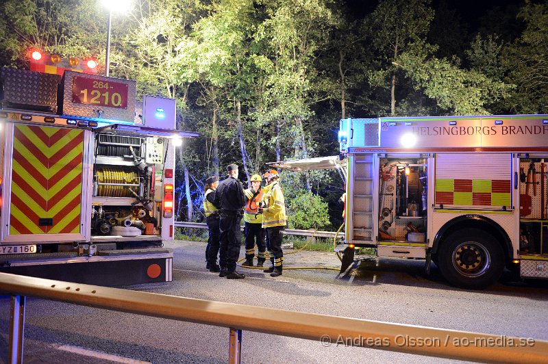 DSC_5975.JPG - Strax efter 23.30 på tisdags kvällen larmades räddningstjänst, ambulans och polis till Rausvägen i Helsingborg där en personbil av oklar anledning kört av vägen. Föraren har kört ner ett antal träd och färden slutade nere i en ravin fast mellan träd och andra växter. Föraren klämdes fast och räddningstjänsten fick hjälpa honom ut. Han fördes med ambulans till sjukhuset med allvarliga skador. Vägen var helt avstängd under räddnings och bärgningsarbetet.