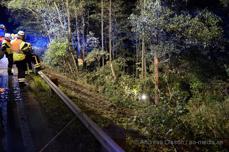 DSC_5977.JPG - Strax efter 23.30 på tisdags kvällen larmades räddningstjänst, ambulans och polis till Rausvägen i Helsingborg där en personbil av oklar anledning kört av vägen. Föraren har kört ner ett antal träd och färden slutade nere i en ravin fast mellan träd och andra växter. Föraren klämdes fast och räddningstjänsten fick hjälpa honom ut. Han fördes med ambulans till sjukhuset med allvarliga skador. Vägen var helt avstängd under räddnings och bärgningsarbetet.