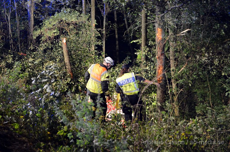 DSC_5983.JPG - Strax efter 23.30 på tisdags kvällen larmades räddningstjänst, ambulans och polis till Rausvägen i Helsingborg där en personbil av oklar anledning kört av vägen. Föraren har kört ner ett antal träd och färden slutade nere i en ravin fast mellan träd och andra växter. Föraren klämdes fast och räddningstjänsten fick hjälpa honom ut. Han fördes med ambulans till sjukhuset med allvarliga skador. Vägen var helt avstängd under räddnings och bärgningsarbetet.