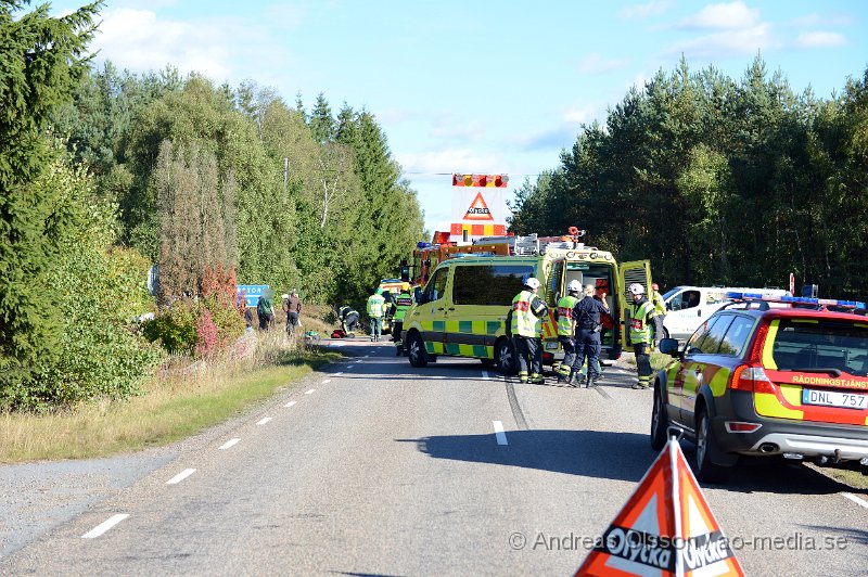 DSC_5995.JPG - 15,28 larmades räddningstjänst, flera ambulanser och polis till en trafikolycka i en korsning strax utanför Färingtofta. Det var tre personbilar som krockat. Minst två personer fick föras till sjukhus med ambulans, En till Helsingborgs Lasarett och en till Universitietssjukhuset i Lund, oklart med vilka skador. Vägen var helt avstängd under räddningsarbetet.