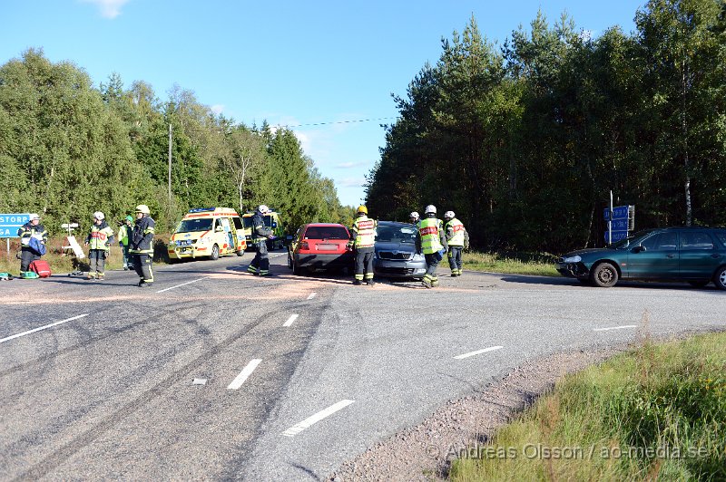 DSC_5996.JPG - 15,28 larmades räddningstjänst, flera ambulanser och polis till en trafikolycka i en korsning strax utanför Färingtofta. Det var tre personbilar som krockat. Minst två personer fick föras till sjukhus med ambulans, En till Helsingborgs Lasarett och en till Universitietssjukhuset i Lund, oklart med vilka skador. Vägen var helt avstängd under räddningsarbetet.