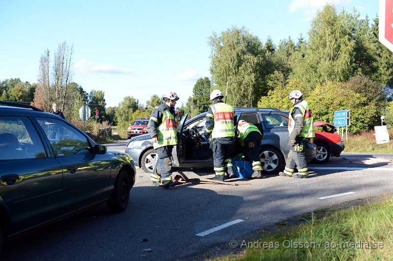 DSC_5999.JPG - 15,28 larmades räddningstjänst, flera ambulanser och polis till en trafikolycka i en korsning strax utanför Färingtofta. Det var tre personbilar som krockat. Minst två personer fick föras till sjukhus med ambulans, En till Helsingborgs Lasarett och en till Universitietssjukhuset i Lund, oklart med vilka skador. Vägen var helt avstängd under räddningsarbetet.