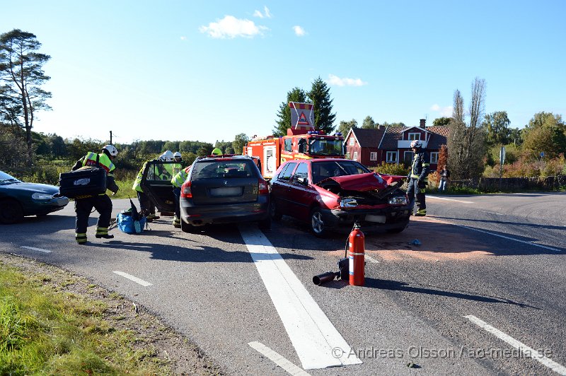 DSC_6001.JPG - 15,28 larmades räddningstjänst, flera ambulanser och polis till en trafikolycka i en korsning strax utanför Färingtofta. Det var tre personbilar som krockat. Minst två personer fick föras till sjukhus med ambulans, En till Helsingborgs Lasarett och en till Universitietssjukhuset i Lund, oklart med vilka skador. Vägen var helt avstängd under räddningsarbetet.