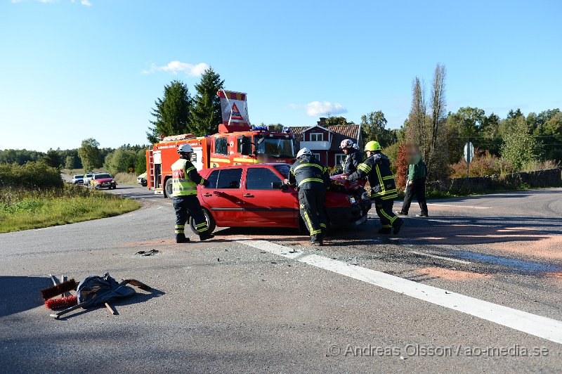 DSC_6004.JPG - 15,28 larmades räddningstjänst, flera ambulanser och polis till en trafikolycka i en korsning strax utanför Färingtofta. Det var tre personbilar som krockat. Minst två personer fick föras till sjukhus med ambulans, En till Helsingborgs Lasarett och en till Universitietssjukhuset i Lund, oklart med vilka skador. Vägen var helt avstängd under räddningsarbetet.