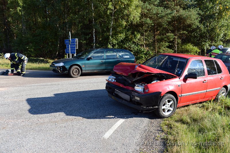 DSC_6005.JPG - 15,28 larmades räddningstjänst, flera ambulanser och polis till en trafikolycka i en korsning strax utanför Färingtofta. Det var tre personbilar som krockat. Minst två personer fick föras till sjukhus med ambulans, En till Helsingborgs Lasarett och en till Universitietssjukhuset i Lund, oklart med vilka skador. Vägen var helt avstängd under räddningsarbetet.