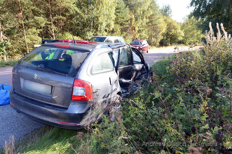 DSC_6010.JPG - 15,28 larmades räddningstjänst, flera ambulanser och polis till en trafikolycka i en korsning strax utanför Färingtofta. Det var tre personbilar som krockat. Minst två personer fick föras till sjukhus med ambulans, En till Helsingborgs Lasarett och en till Universitietssjukhuset i Lund, oklart med vilka skador. Vägen var helt avstängd under räddningsarbetet.