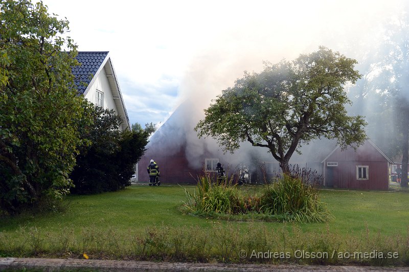 DSC_6032.JPG - Vid 14.40 larmades en större räddningsstyrka till Forsby strax utanför Klippan där man fått in larm om brand i en ladugård. Påväg till platsen såg man kraftig rökutveckling och framme på plats kunde man konstatera att det var en fullt utvecklad brand i ladugården som låg precis intill boningshuset. I ladugården fanns det hönor,Kycklingar och kaniner. Man hann få ut och rädda en del hönor men flera kycklingar samt en eller flera kaniner klarade sig inte undan lågorna. Branden hade fått sånt fäste i byggnaden att räddningstjänsten inriktade sig på att förhindra branden att sprida sig till närliggande byggnader och detta lyckades man med, dock brann hela ladugården ner. Inga personer ska ha skadats i olyckan.