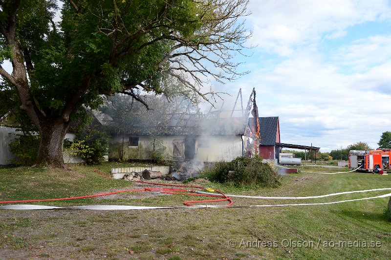 DSC_6035.JPG - Vid 14.40 larmades en större räddningsstyrka till Forsby strax utanför Klippan där man fått in larm om brand i en ladugård. Påväg till platsen såg man kraftig rökutveckling och framme på plats kunde man konstatera att det var en fullt utvecklad brand i ladugården som låg precis intill boningshuset. I ladugården fanns det hönor,Kycklingar och kaniner. Man hann få ut och rädda en del hönor men flera kycklingar samt en eller flera kaniner klarade sig inte undan lågorna. Branden hade fått sånt fäste i byggnaden att räddningstjänsten inriktade sig på att förhindra branden att sprida sig till närliggande byggnader och detta lyckades man med, dock brann hela ladugården ner. Inga personer ska ha skadats i olyckan.