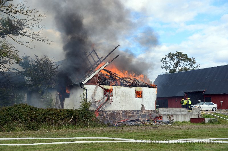 DSC_6037.JPG - Vid 14.40 larmades en större räddningsstyrka till Forsby strax utanför Klippan där man fått in larm om brand i en ladugård. Påväg till platsen såg man kraftig rökutveckling och framme på plats kunde man konstatera att det var en fullt utvecklad brand i ladugården som låg precis intill boningshuset. I ladugården fanns det hönor,Kycklingar och kaniner. Man hann få ut och rädda en del hönor men flera kycklingar samt en eller flera kaniner klarade sig inte undan lågorna. Branden hade fått sånt fäste i byggnaden att räddningstjänsten inriktade sig på att förhindra branden att sprida sig till närliggande byggnader och detta lyckades man med, dock brann hela ladugården ner. Inga personer ska ha skadats i olyckan.