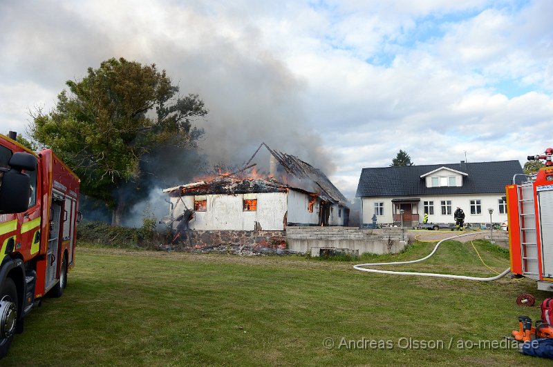 DSC_6039.JPG - Vid 14.40 larmades en större räddningsstyrka till Forsby strax utanför Klippan där man fått in larm om brand i en ladugård. Påväg till platsen såg man kraftig rökutveckling och framme på plats kunde man konstatera att det var en fullt utvecklad brand i ladugården som låg precis intill boningshuset. I ladugården fanns det hönor,Kycklingar och kaniner. Man hann få ut och rädda en del hönor men flera kycklingar samt en eller flera kaniner klarade sig inte undan lågorna. Branden hade fått sånt fäste i byggnaden att räddningstjänsten inriktade sig på att förhindra branden att sprida sig till närliggande byggnader och detta lyckades man med, dock brann hela ladugården ner. Inga personer ska ha skadats i olyckan.