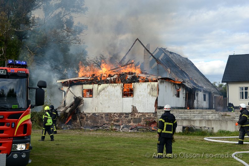 DSC_6042.JPG - Vid 14.40 larmades en större räddningsstyrka till Forsby strax utanför Klippan där man fått in larm om brand i en ladugård. Påväg till platsen såg man kraftig rökutveckling och framme på plats kunde man konstatera att det var en fullt utvecklad brand i ladugården som låg precis intill boningshuset. I ladugården fanns det hönor,Kycklingar och kaniner. Man hann få ut och rädda en del hönor men flera kycklingar samt en eller flera kaniner klarade sig inte undan lågorna. Branden hade fått sånt fäste i byggnaden att räddningstjänsten inriktade sig på att förhindra branden att sprida sig till närliggande byggnader och detta lyckades man med, dock brann hela ladugården ner. Inga personer ska ha skadats i olyckan.