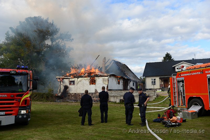 DSC_6043.JPG - Vid 14.40 larmades en större räddningsstyrka till Forsby strax utanför Klippan där man fått in larm om brand i en ladugård. Påväg till platsen såg man kraftig rökutveckling och framme på plats kunde man konstatera att det var en fullt utvecklad brand i ladugården som låg precis intill boningshuset. I ladugården fanns det hönor,Kycklingar och kaniner. Man hann få ut och rädda en del hönor men flera kycklingar samt en eller flera kaniner klarade sig inte undan lågorna. Branden hade fått sånt fäste i byggnaden att räddningstjänsten inriktade sig på att förhindra branden att sprida sig till närliggande byggnader och detta lyckades man med, dock brann hela ladugården ner. Inga personer ska ha skadats i olyckan.