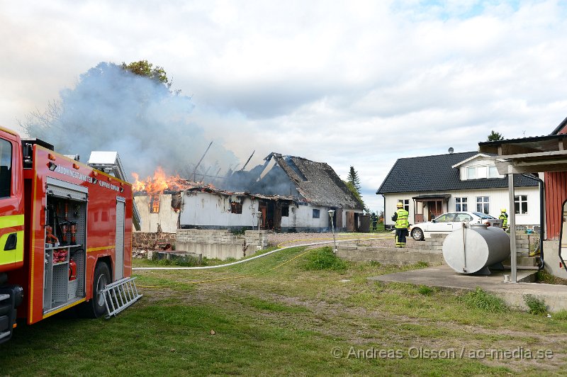 DSC_6046.JPG - Vid 14.40 larmades en större räddningsstyrka till Forsby strax utanför Klippan där man fått in larm om brand i en ladugård. Påväg till platsen såg man kraftig rökutveckling och framme på plats kunde man konstatera att det var en fullt utvecklad brand i ladugården som låg precis intill boningshuset. I ladugården fanns det hönor,Kycklingar och kaniner. Man hann få ut och rädda en del hönor men flera kycklingar samt en eller flera kaniner klarade sig inte undan lågorna. Branden hade fått sånt fäste i byggnaden att räddningstjänsten inriktade sig på att förhindra branden att sprida sig till närliggande byggnader och detta lyckades man med, dock brann hela ladugården ner. Inga personer ska ha skadats i olyckan.