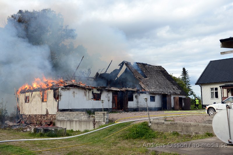 DSC_6048.JPG - Vid 14.40 larmades en större räddningsstyrka till Forsby strax utanför Klippan där man fått in larm om brand i en ladugård. Påväg till platsen såg man kraftig rökutveckling och framme på plats kunde man konstatera att det var en fullt utvecklad brand i ladugården som låg precis intill boningshuset. I ladugården fanns det hönor,Kycklingar och kaniner. Man hann få ut och rädda en del hönor men flera kycklingar samt en eller flera kaniner klarade sig inte undan lågorna. Branden hade fått sånt fäste i byggnaden att räddningstjänsten inriktade sig på att förhindra branden att sprida sig till närliggande byggnader och detta lyckades man med, dock brann hela ladugården ner. Inga personer ska ha skadats i olyckan.