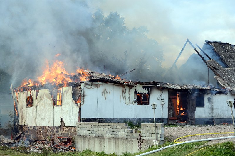 DSC_6049.JPG - Vid 14.40 larmades en större räddningsstyrka till Forsby strax utanför Klippan där man fått in larm om brand i en ladugård. Påväg till platsen såg man kraftig rökutveckling och framme på plats kunde man konstatera att det var en fullt utvecklad brand i ladugården som låg precis intill boningshuset. I ladugården fanns det hönor,Kycklingar och kaniner. Man hann få ut och rädda en del hönor men flera kycklingar samt en eller flera kaniner klarade sig inte undan lågorna. Branden hade fått sånt fäste i byggnaden att räddningstjänsten inriktade sig på att förhindra branden att sprida sig till närliggande byggnader och detta lyckades man med, dock brann hela ladugården ner. Inga personer ska ha skadats i olyckan.