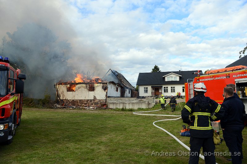 DSC_6051.JPG - Vid 14.40 larmades en större räddningsstyrka till Forsby strax utanför Klippan där man fått in larm om brand i en ladugård. Påväg till platsen såg man kraftig rökutveckling och framme på plats kunde man konstatera att det var en fullt utvecklad brand i ladugården som låg precis intill boningshuset. I ladugården fanns det hönor,Kycklingar och kaniner. Man hann få ut och rädda en del hönor men flera kycklingar samt en eller flera kaniner klarade sig inte undan lågorna. Branden hade fått sånt fäste i byggnaden att räddningstjänsten inriktade sig på att förhindra branden att sprida sig till närliggande byggnader och detta lyckades man med, dock brann hela ladugården ner. Inga personer ska ha skadats i olyckan.