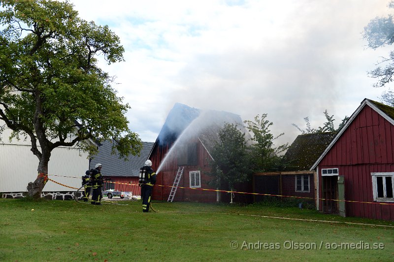 DSC_6055.JPG - Vid 14.40 larmades en större räddningsstyrka till Forsby strax utanför Klippan där man fått in larm om brand i en ladugård. Påväg till platsen såg man kraftig rökutveckling och framme på plats kunde man konstatera att det var en fullt utvecklad brand i ladugården som låg precis intill boningshuset. I ladugården fanns det hönor,Kycklingar och kaniner. Man hann få ut och rädda en del hönor men flera kycklingar samt en eller flera kaniner klarade sig inte undan lågorna. Branden hade fått sånt fäste i byggnaden att räddningstjänsten inriktade sig på att förhindra branden att sprida sig till närliggande byggnader och detta lyckades man med, dock brann hela ladugården ner. Inga personer ska ha skadats i olyckan.