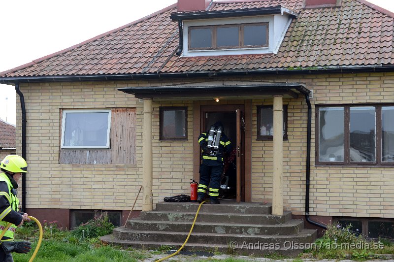 DSC_6338.JPG - Strax efter kl 14 på eftermiddagen larmades räddningstjänst och ambulans till en villa i Nybygget där det kom rök ifrån källaren. Räddningstjänsten skickade in rökdykare som snabbt kunde släcka branden, vad som brunnit är oklart. Man vädrade ut röken och var klar på platsen efter ungefär 40 minuter.