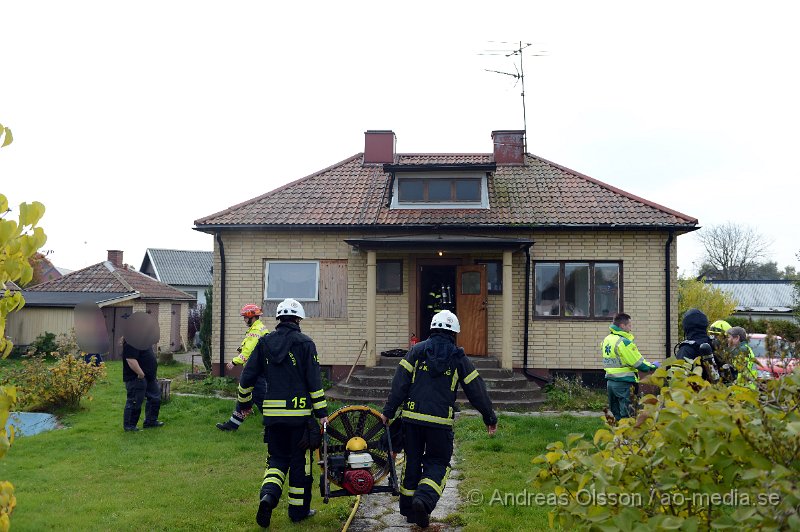 DSC_6339.JPG - Strax efter kl 14 på eftermiddagen larmades räddningstjänst och ambulans till en villa i Nybygget där det kom rök ifrån källaren. Räddningstjänsten skickade in rökdykare som snabbt kunde släcka branden, vad som brunnit är oklart. Man vädrade ut röken och var klar på platsen efter ungefär 40 minuter.