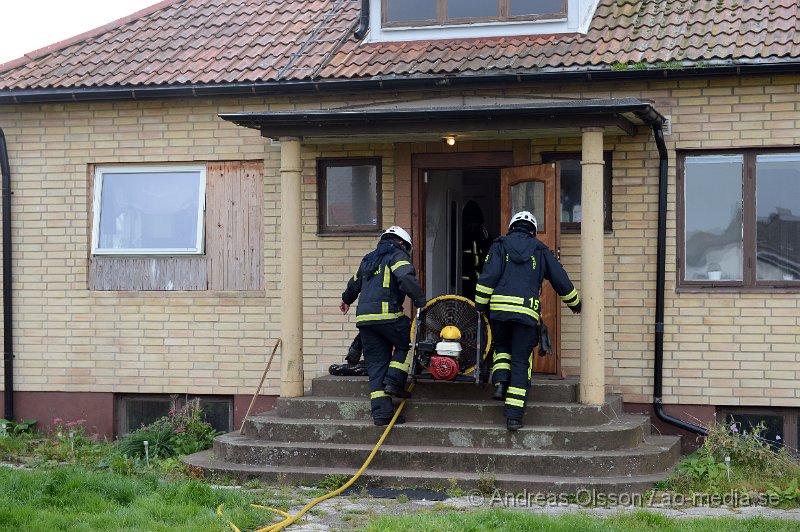 DSC_6343.JPG - Strax efter kl 14 på eftermiddagen larmades räddningstjänst och ambulans till en villa i Nybygget där det kom rök ifrån källaren. Räddningstjänsten skickade in rökdykare som snabbt kunde släcka branden, vad som brunnit är oklart. Man vädrade ut röken och var klar på platsen efter ungefär 40 minuter.