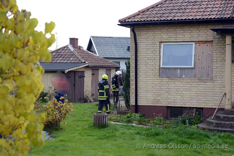 DSC_6345.JPG - Strax efter kl 14 på eftermiddagen larmades räddningstjänst och ambulans till en villa i Nybygget där det kom rök ifrån källaren. Räddningstjänsten skickade in rökdykare som snabbt kunde släcka branden, vad som brunnit är oklart. Man vädrade ut röken och var klar på platsen efter ungefär 40 minuter.